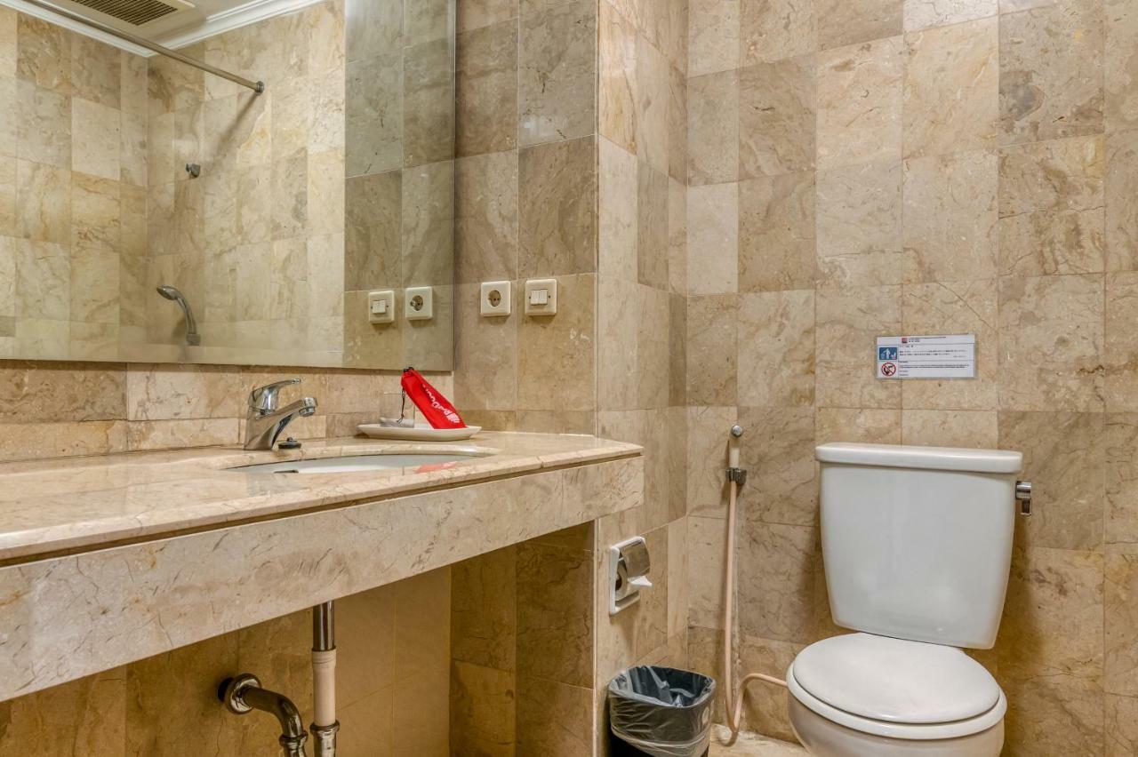 Reddoorz Plus Near Dharmawangsa Square Джакарта Екстер'єр фото